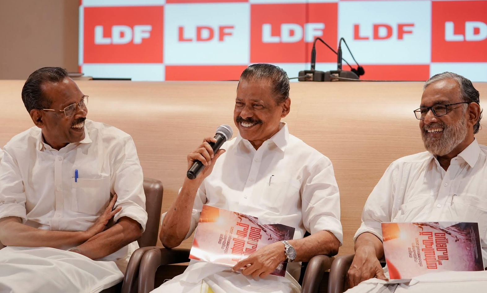 വിവാദം: ഉമ്മൻ ചാണ്ടിയുടെ കല്ലറയിൽ എൽഡിഎഫ് പോസ്‌റ്റർ